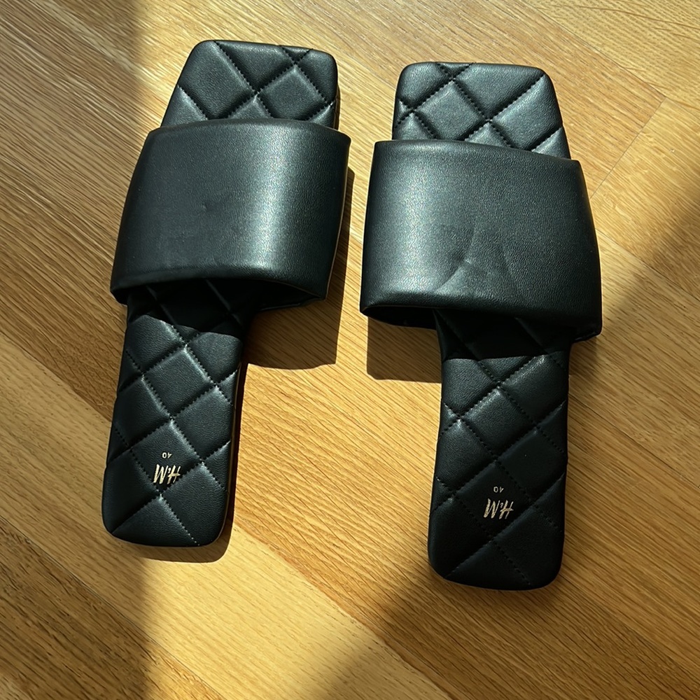 H&M slides NWOT